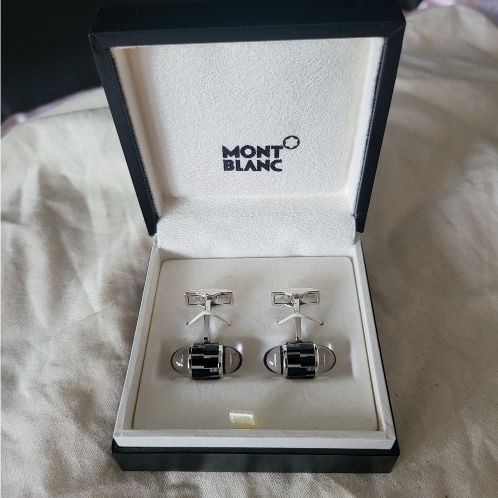 Authentic Mont Blanc Men’s cufflinks.